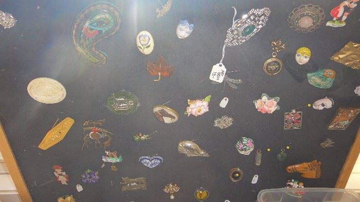 pins and brooches 