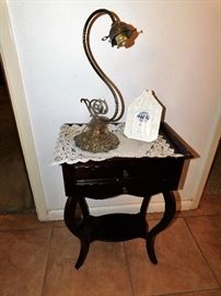 Small wood table with 2 drawers