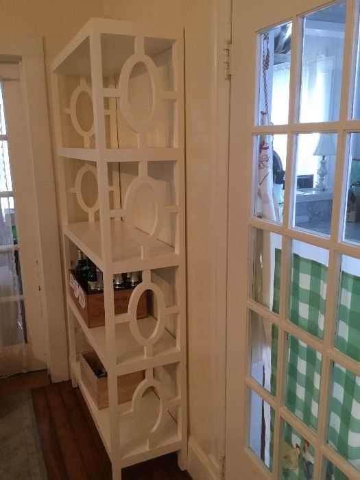 White shelve / etagere