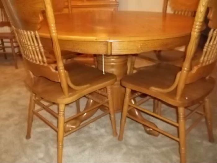 oak pedestal table and 7 chairs and leaf