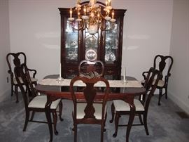 Broyhill dining table with two leaves,four side chairs,two arm chairs. Like new condition.