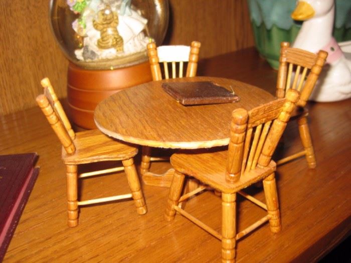 Dollhouse table and chairs set