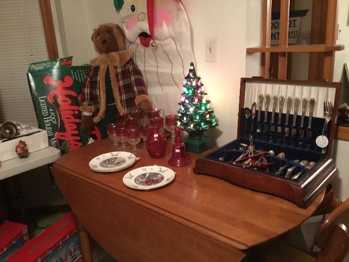 Morial about the Christmas plates, winkle glass, Rogers brothers drilling plated silverware set, service for eight