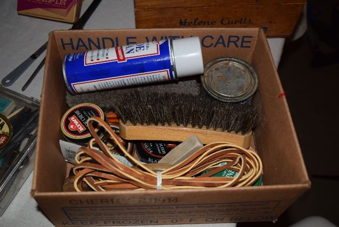 shoe shiner / cleaners