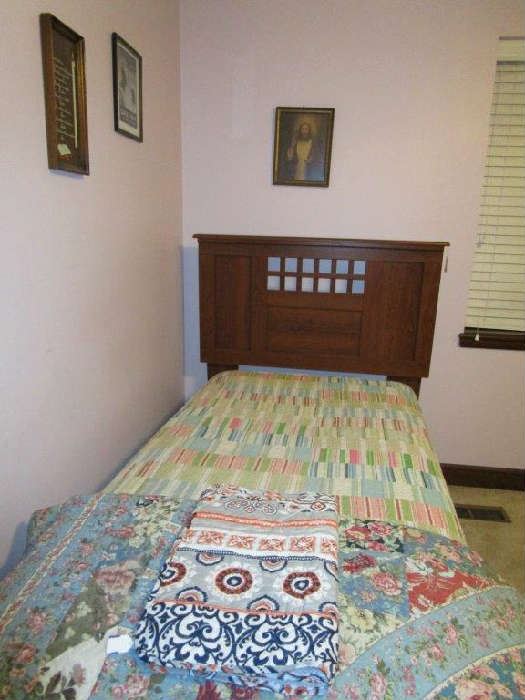 Twin bed, Quilts