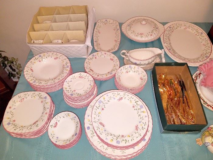 Johnson Brothers dinnerware "Summer Chintz" 6 place settings plus extra pieces