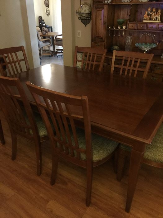 Thomasville dining room table with 6 padded cushioned chairs and 2 leaves and pads for the top,   approx 30 inch ht,  44 inch wide and 66 inch long 