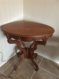 Vintage/Antique 4 legged oval table approx 29 inch across