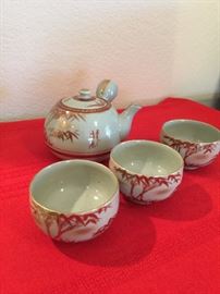 Tea pot with 3 cups (china)
