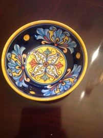 24 Italian majolica bowls