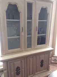 China cabinet for display and storage