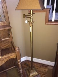 Adjustable floor lamp