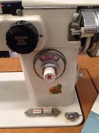Sewing machine with Zigzag dial guide