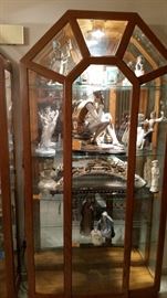 The other matching curio cabinet, displaying Lladró's 《Don Quixote Dreaming"》.