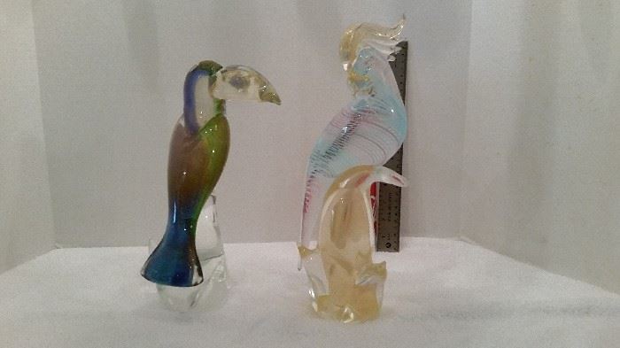Magnificent depictions in fine glass,
Crafted old-world style in Italia by
MURANO:   Left:  Toucan
Right:  Yellow-Crested Cockatoo