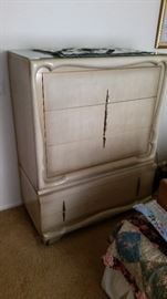 Mid-Century Blonde Mahogany Dresser (part of a full bedroon set).
Precise dovetails joints, original period hardware, very sturdy.