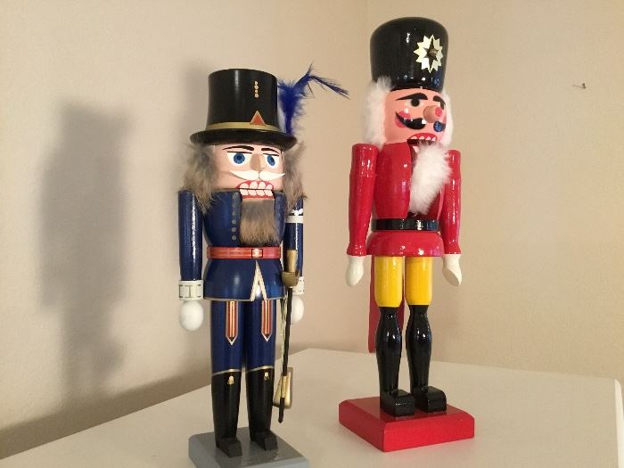 Set of two nutcrackers 