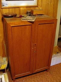 Closed-desk cabinet!
