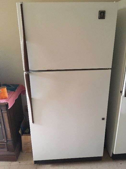 GE refrigerator/ Freezer  
