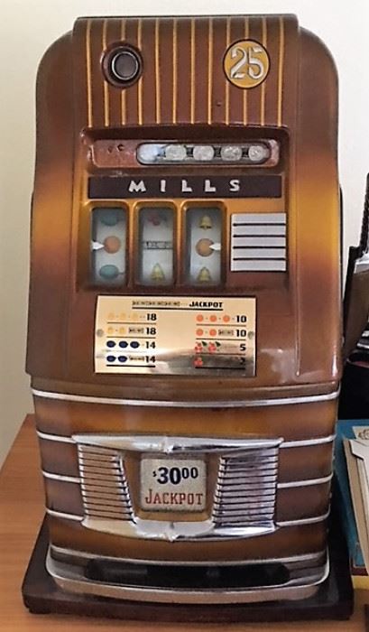 1930s Mills slot machine (works)
