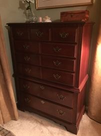 Early American 6 drawer chest