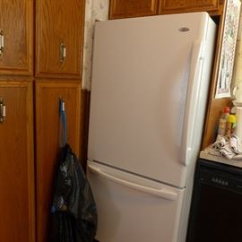 Amana 19 cu. ft refrigerator with bottom freezer - perfect