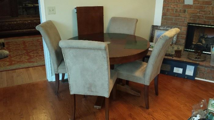 Round Dining Table with 4 Chairs and Leaf 