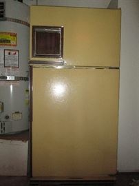 They don't make 'em like this anymore!  This  retro 'GET SMART' style Kenmore fridge/freezer has that cool peek-a-boo ice compartment.  This thing is built like a tank and still works great...of course!! WOULD MAKE A FANTASTIC 1970' S TV OR MOVIE PROP!! 