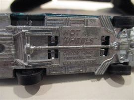 1967 Hot Wheels Rally case in very good condition. Comes with a 1967 Redline Custom Bird & 1967 Custom Cougar