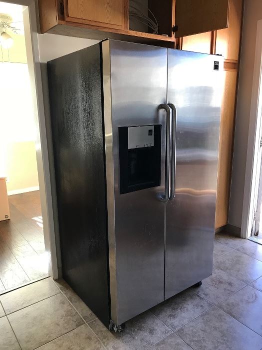 Frigidaire Gallery Pro Series Stainless Steel Refrigerator

$225. !!!