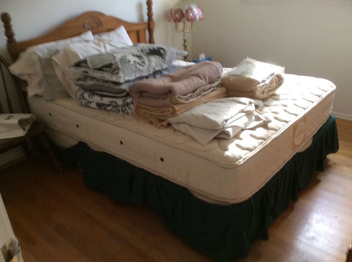 Queen bed with wonderful Serta  Posturepedic mattress