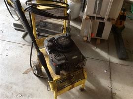 High pressure washer with a Briggs and Stratton engin