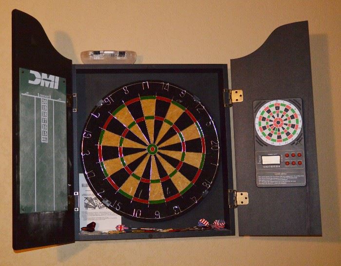 Electronic scoring dart board