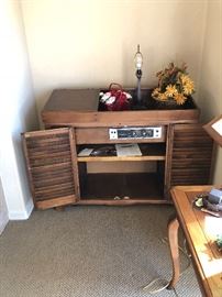 Vintage stereo receiver with turntable, works!