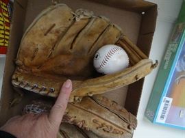 2 Old baseball mits & 2 balls.