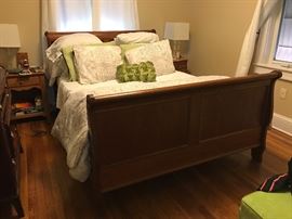 Queen size sleigh bed