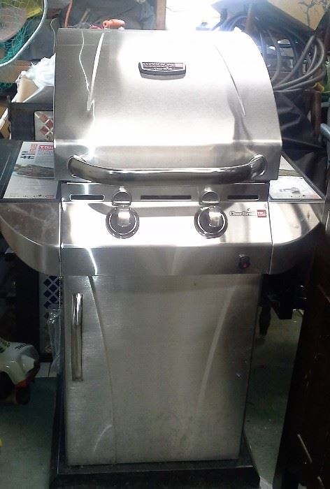 Char-Broil Commercial Infrared Gas Grill with Gas Tank and Cover - used only twice