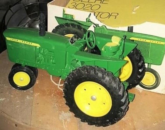 Toy John Deere 3020 Tractor