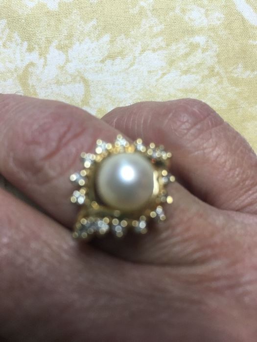 Gold & Pearl
Ring  Surrounded by Diamonds