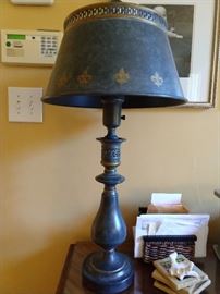 Look, an Italian tole lamp, measuring a whopping 26" T! What are those French fleur de lis doing on an Italian lamp? Only their designer knows fer sher.