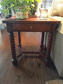 Ah, the little step-child to the sofa table is also available. It is very well-adjusted to its small stature and further therapy is not needed.