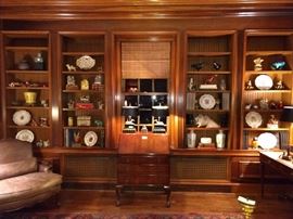 LOVE the library in this house! The rich, dark panelling, cozy atmosphere, etc., makes you want to have a second cup, just like Lois Reitzes. The shelves are filled with some cool old books & bookends, porcelain plates, vintage cast iron & lead collection. 