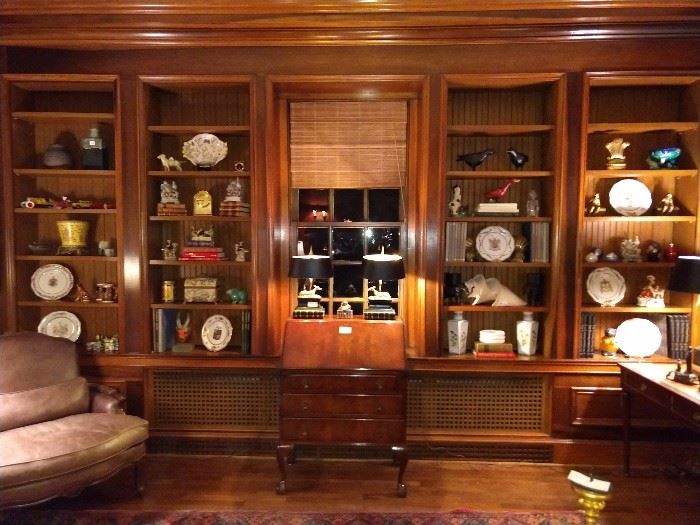 LOVE the library in this house! The rich, dark panelling, cozy atmosphere, etc., makes you want to have a second cup, just like Lois Reitzes. The shelves are filled with some cool old books & bookends, porcelain plates, vintage cast iron & lead collection.