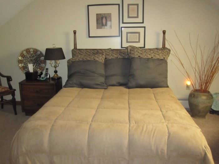 Mid-Century Queen Bedroom Set includes: Bed, nightstand, Chest and Dresser $500