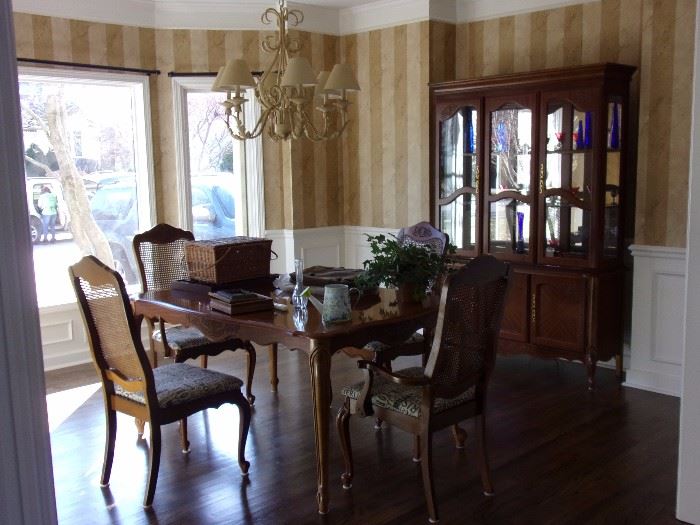Broyhill dining room set, dining room table and 6 chairs(2armed), Dining room china cabinet