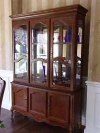 Broyhill dining room set, dining room table and 6 chairs(2armed), Dining room china cabinet