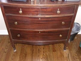 Vintage/Antique 4 drawer chest of drawers with matching 4 poster full bed