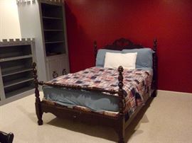 Vintage/Antique 4 drawer chest of drawers with matching 4 poster full bed