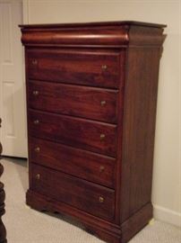 Quality like new 5 drawer chest of drawers