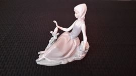 Lladro #4660 Shephardess Girl with Dove